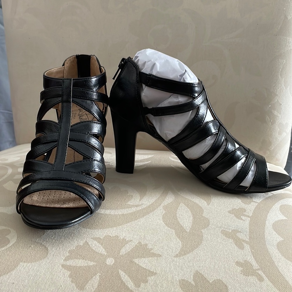 New black sandals with heel.